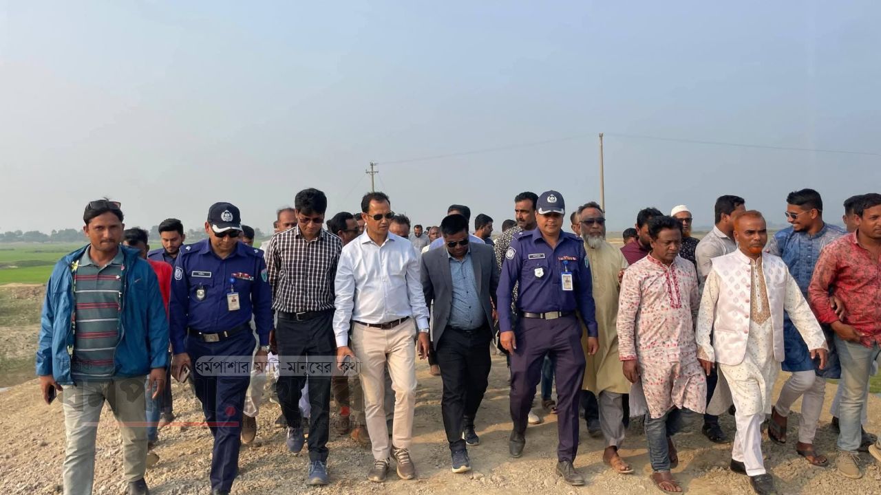 ধর্মপাশার হাওরে বাঁধের কাজ তদারকিতে এমপি কামরুজ্জামান কামরুল