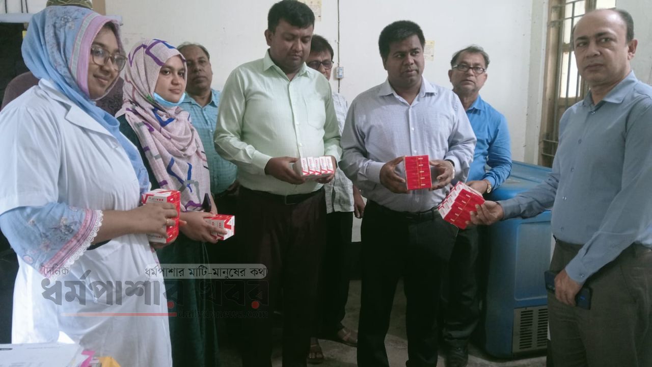 ধর্মপাশা স্বাস্থ্য কমপ্লেক্সে জলাতঙ্ক টিকার জন্য ২ লাখ টাকার অনুদান দিলেন ইউএনও জনি রায়